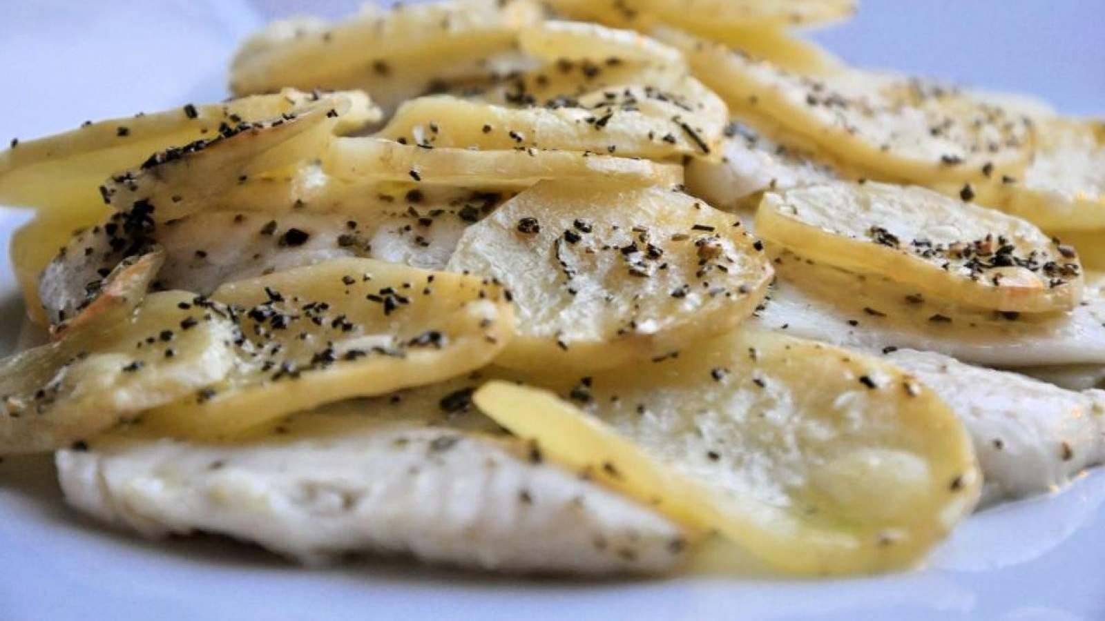 TRANCI DI MERLUZZO AL FORNO CON PATATE